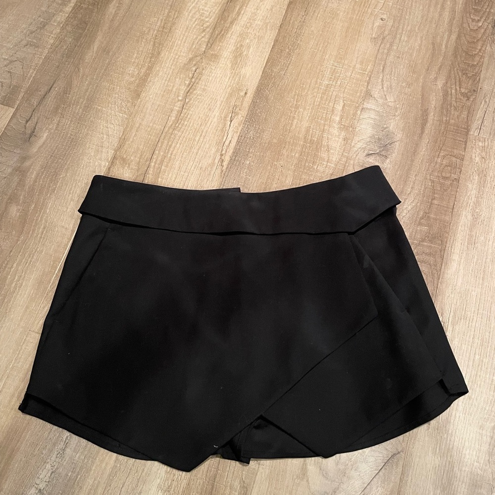 Aritzia Talula Berklee skort in size 2